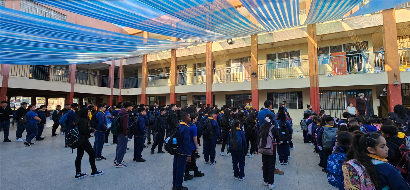 Studenti nel cortile del Colegio San Juan Diego de Guadalupe