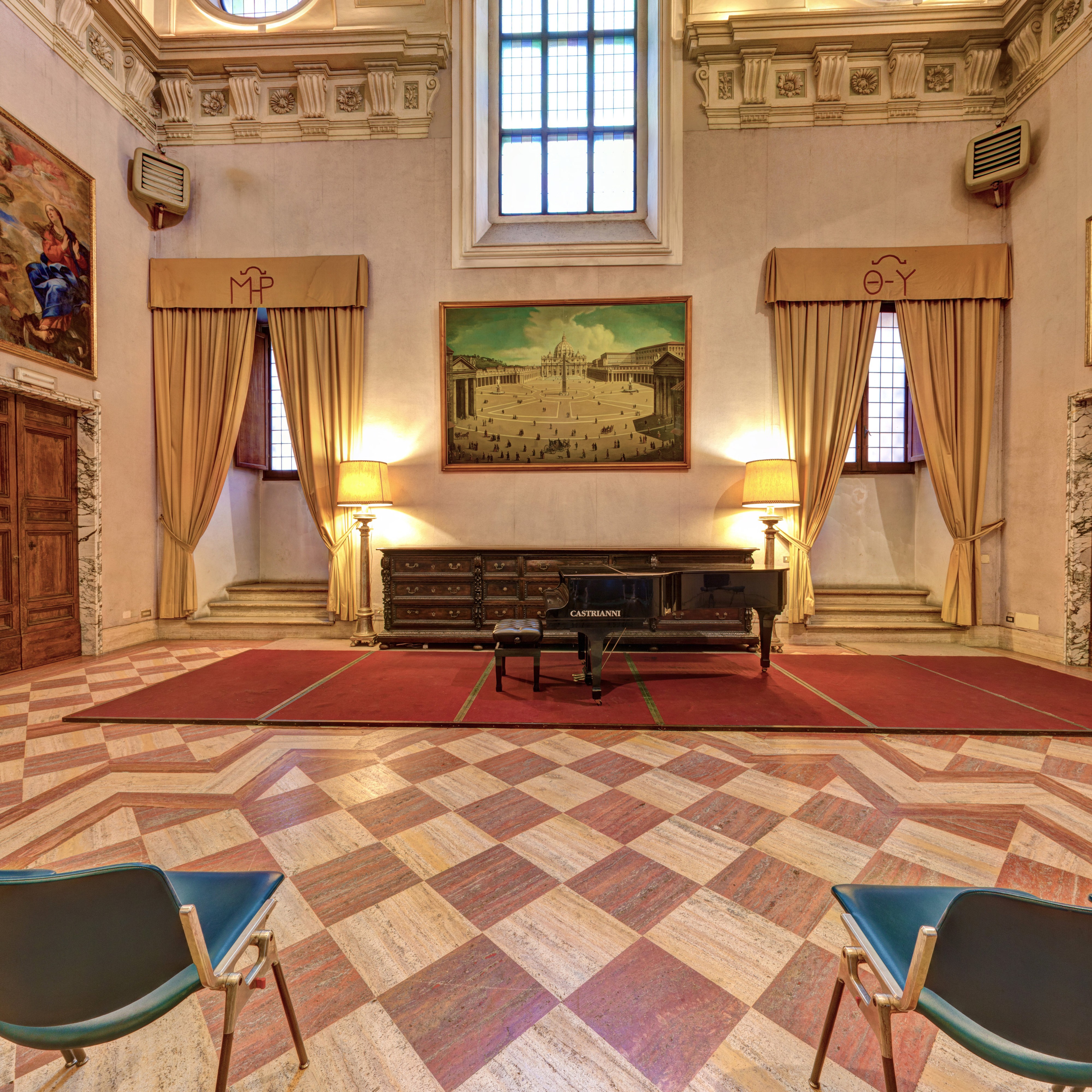 Interno della Sala Baldini con il pianoforte e le decorazioni storiche